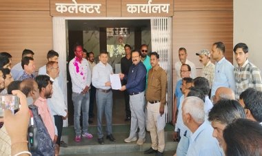 BIG NEWS : नीमच नगर पालिका में हुए हाईवोल्टेज ड्रामे का रिएक्शन, अब CMO सहित अधिकारी-कर्मचारियों में आक्रोश, कलेक्टर और एसपी ऑफिस में की नारेबाजी, ज्ञापन सौंपा, राजेंद्र जैन पर कार्यवाही की मांग, क्या है पूरा मामला...! पढ़े खबर