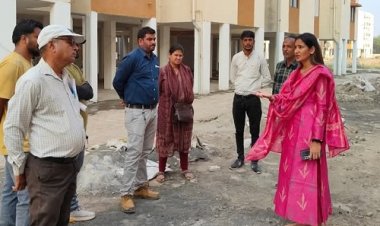 BIG NEWS : पीएम आवास योजना भवनों का निरिक्षण करने पहुंची नपाध्यक्ष स्वाति चौपड़ा, कार्य में लेटलतिफी पर इन्हें लगाई जमकर फटकार, फिर जिम्मेदारों को दिए ये निर्देश, पढ़े खबर