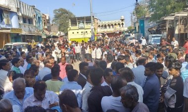 BIG NEWS : बेटी के सम्मान में-सर्व समाज मैदान में, सड़कों पर उतरे सैकड़ों लोग, कुछ यूं किया विरोध प्रदर्शन, रामपुरा पूर्ण रूप से रहा बंद, और मुख्यमंत्री के नाम सौंपा ज्ञापन, मामला नाबालिग से दुष्कर्म का, पढ़े रुपेश सारू की खबर