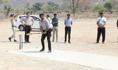 BIG NEWS : रामपुरा कॉलेज के खेल मैदान में क्रिकेट, कलेक्टर हिमांशु चंद्रा ने खिलाड़ियों के साथ आजमाया हाथ, तो एसपी अंकित जायसवाल ने भी घुमाया बल्ला, किसने लगाएं चौके-छक्के, पढ़े खबर