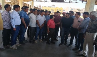 BIG NEWS : नीमच मंडी में व्यापारियों ने रोकी नीलामी, किसान हुए परेशान, तो मौके पर पहुंचे सचिव और इंस्पेक्टर, फिर मिला ये आश्वासन, पढ़े खबर