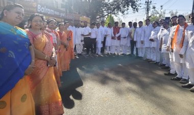 BIG NEWS : राहगीरों को रोका, और लगाया कुमकुम तिलक, फिर मिठाई खिलाकर दी बधाई, भारत विकास परिषद शाखा ने कुछ यूं मनाया हिंदू नववर्ष, पढ़े खबर