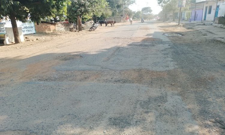 BIG NEWS : नीमच-सिंगोली मार्ग जगह-जगह से क्षतिग्रस्त, हादसों को न्योता देते गड्ढे, अंधेरे में होती है परेशानी, मांगो का नहीं हुआ असर, ये हालात धरातल से जुड़े, पढ़े खबर