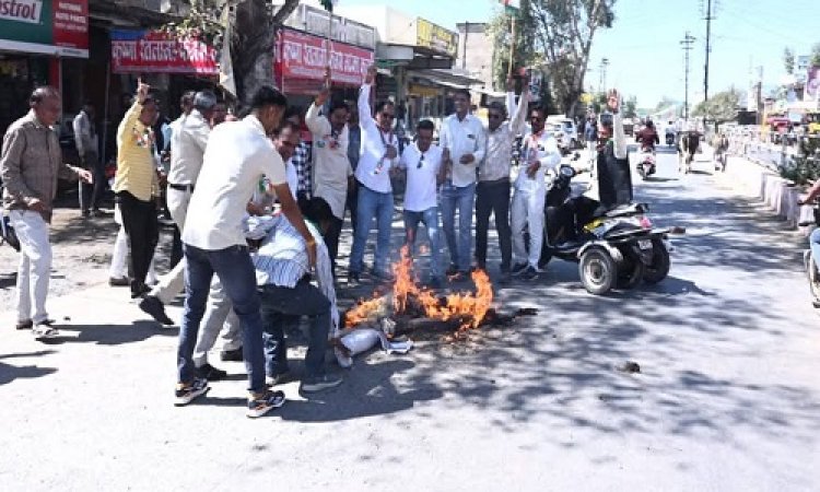 BIG NEWS : मंडी गेट पर ब्लॉक कांग्रेस ने किया विरोध प्रदर्शन, भाजपा मंत्री प्रहलाद पटेल का पुतला फूंकने का प्रयास, चला झूमा-झटकी का दौर, पढ़े खबर