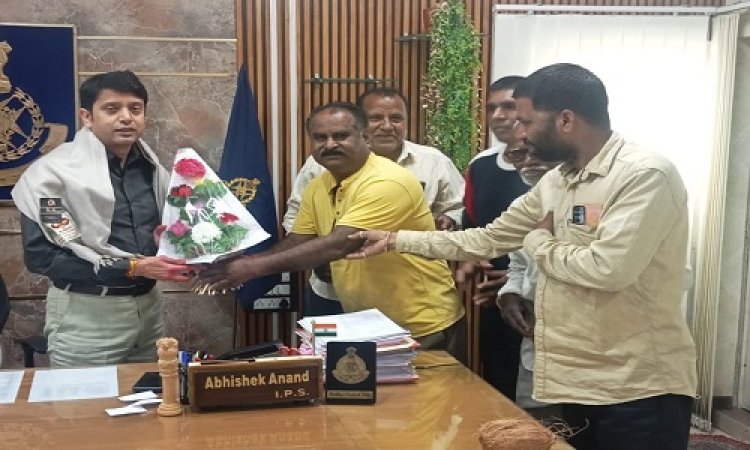 BIG NEWS : पुलिस ने बालिका को सकुशल किया दस्तयाब, तो परिजनों में खुशी, शॉल एवं पुष्पगुच्छ से किया एसपी का सम्मान, पढ़े खबर