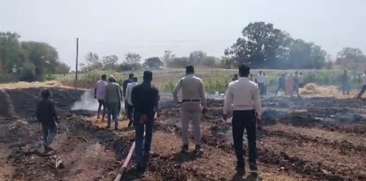 BREAKING NEWS : खेत में दिखी आग की लपटे, तो मच गया हड़कंप, सूचना मिलते ही मौके पर पहुंची दमकल और पुलिस, फिर आगजनी पर पाया काबू, ये घटना पिपलियामंडी क्षेत्र की, पढ़े खबर