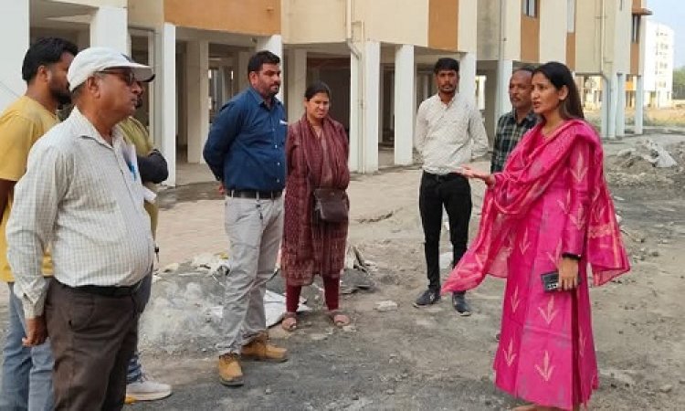 BIG NEWS : पीएम आवास योजना भवनों का निरिक्षण करने पहुंची नपाध्यक्ष स्वाति चौपड़ा, कार्य में लेटलतिफी पर इन्हें लगाई जमकर फटकार, फिर जिम्मेदारों को दिए ये निर्देश, पढ़े खबर