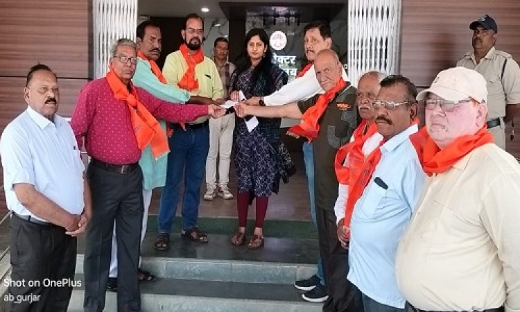 BIG NEWS : खाकी पर आएं दिन हो रहे हमले, अब पुलिस पेंशनर संघ में पनपा आक्रोश, नीमच जिला कलेक्टोरेट में प्रदर्शन, सीएम के नाम सौंपा ज्ञापन, इनके खिलाफ कार्यवाही की मांग, पढ़े खबर