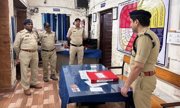 BIG NEWS : देर रात थानों के औचक निरिक्षण पर निकले पुलिस अधिकारी, बलवा ड्रिल सामग्री, मालखाने और रिकॉर्ड रजिस्टर खंगाला, तो व्यवस्थाओं का लिया जायजा, फिर इन्हें दिए आवश्यक निर्देश, पढ़े खबर