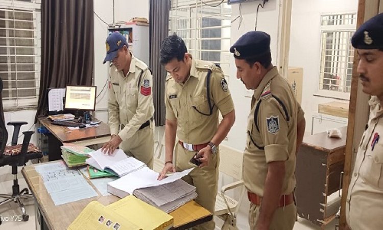 BIG NEWS : देर रात थानों का औचक निरिक्षण करने पहुंचे एसपी अंकित जायसवाल, रजिस्टर और फाइलों का किया अवलोकन, तो अधिकारियों को भी दिए ये निर्देश, पढ़े खबर