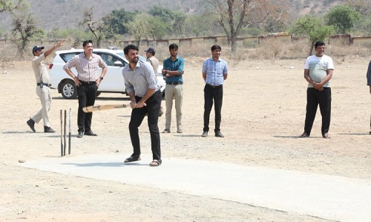 BIG NEWS : रामपुरा कॉलेज के खेल मैदान में क्रिकेट, कलेक्टर हिमांशु चंद्रा ने खिलाड़ियों के साथ आजमाया हाथ, तो एसपी अंकित जायसवाल ने भी घुमाया बल्ला, किसने लगाएं चौके-छक्के, पढ़े खबर