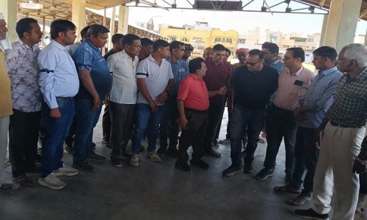 BIG NEWS : नीमच मंडी में व्यापारियों ने रोकी नीलामी, किसान हुए परेशान, तो मौके पर पहुंचे सचिव और इंस्पेक्टर, फिर मिला ये आश्वासन, पढ़े खबर