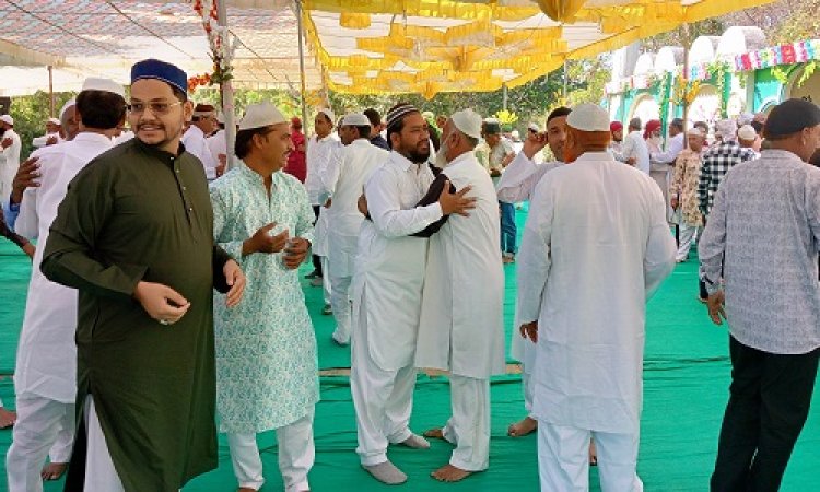 NEWS : मनासा में मुस्लिम समाज में मनाई ईद, गले मिलकर एक दूसरे को दी मुबारकबाद, नमाज अदा मांगी अमन-चैन की दुआ, पढ़े खबर