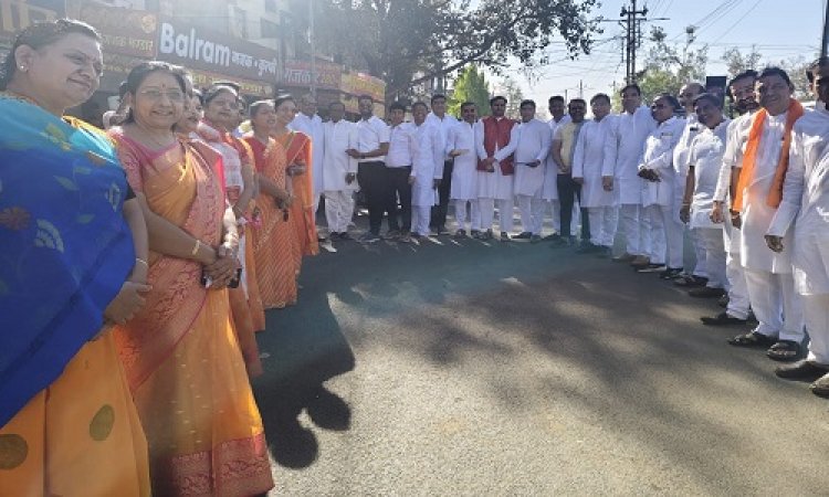 BIG NEWS : राहगीरों को रोका, और लगाया कुमकुम तिलक, फिर मिठाई खिलाकर दी बधाई, भारत विकास परिषद शाखा ने कुछ यूं मनाया हिंदू नववर्ष, पढ़े खबर