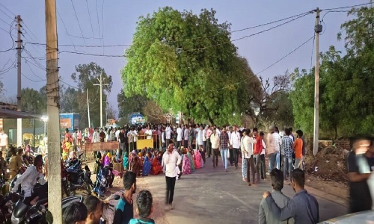 BIG BREAKING : तुलसीराम की मौत के बाद आक्रोशित हुए परिजन, मुख्य मार्ग पर रखा शव, और किया चक्काजाम, प्रशासनिक-पुलिस अधिकारी मौके पर, मामला रामपुरा क्षेत्र में मौजूद कंपनी में हुए हादसे का, पढ़े खबर