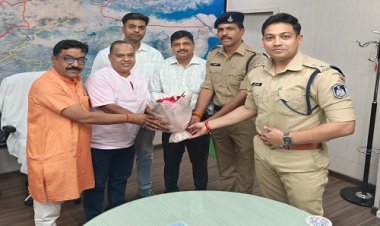 WOW ! नीमच पुलिस ने पेश की ईमानदारी की मिसाल, सड़क दुर्घटना में घायल मुनीम को पहुंचाया अस्पताल, और मालिक से किया संपर्क, फिर लौटाएं 20 लाख रूपए, आज खाकी को कुछ यूं दिया धन्यवाद, पढ़े खबर