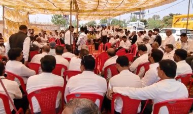 BIG NEWS : वकीलों की हड़ताल, कोर्ट में काम-काज ठप्प, पक्षकार हो रहे परेशान, धरना स्थल पर जताया आक्रोश, शाम को हाईवे पर मानव श्रृखंला बना किया विरोध, पढ़े खबर