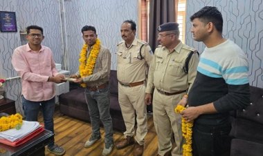 WOW ! सीआरपीएफ रोड़ पर गिरे रूपए, तो युवक ने थाने पर दी सूचना, फिर हरकत में आई खाकी, और कर दिया कमाल, प्रबित जैन को लौटाए 50 हजार, कैंट पुलिस इनके चेहरे पर ले आई मुस्कुराहत, पढ़े खबर