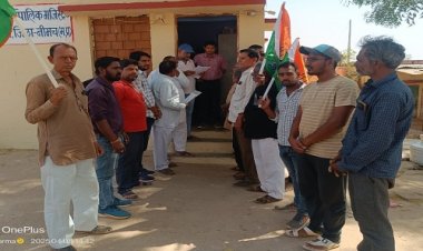 BIG NEWS : रेल लाइन और किसानों की समस्या की मांग, रतनगढ़ में कांग्रेस कार्यकर्ताओं ने भरी हुंकार, राष्ट्रपति के नाम सौंपा ज्ञापन, पढ़े खबर