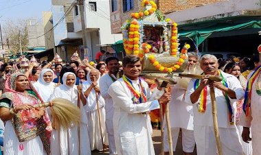 NEWS : चीताखेड़ा में महावीर जन्मोत्सव की धूम, ढोल-ढ़माकों के साथ निकाला वरघोड़ा, भक्ति में लीन नजर आएं समाजजन, पढ़े खबर