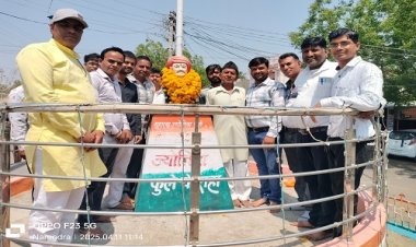 NEWS : पिपलियामंडी में माली समाज ने मनाई महात्मा ज्योतिबा फुले की जयंती, प्रतिमा पर माल्यार्पण कर बांटी मिठाइयां, बताया योगदान, पढ़े खबर