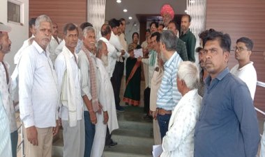 BIG NEWS : सीटू के बैनर तले ये लोग पहुंचे कलेक्टर कार्यालय, नारेबाजी करते हुए सौंपा ज्ञापन, फैक्ट्री चालू करने, मजदूरों का बकाया वेतन दिलाने, और इनकी जमीन लौटने की उठी मांग, क्या फिर गरमाया सीसीआई मामला, पढ़े खबर