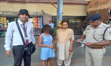 NEWS : ट्रैन में अकेली बैठी दिखी बालिका, तो चैकिंग स्टॉफ ने दिखाई गंभीरता, लिया ये बड़ा एक्शन, और नाबालिग को परिवार में मिलाया, ये मामला रतलाम जिले का, पढ़े खबर