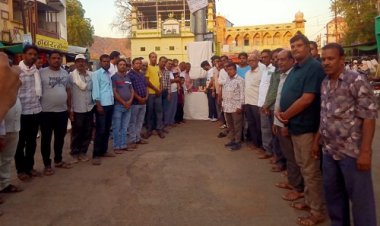 NEWS : जम्मू कश्मीर के पहलगाम में आतंकी हमला, पर्यटकों की निर्मम हत्या, रामपुरा में इन्होने किया विरोध प्रदर्शन, दी श्रद्धांजलि, पढ़े खबर