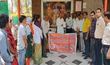 BIG NEWS : प्रदेश के 32 हजार संविदाकर्मियों ने फिर खोला मोर्चा, नीमच में हड़ताल का चौथा दिन, फिजोथेरेपी और टीबी सहित ये सभी कार्य ठप्प, विधायक परिहार को सौंपा पत्र, तो इस आदेश की प्रतिया जलाई, पढ़े खबर