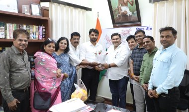 BIG NEWS : कलेक्टर हिमांशु चंद्रा ने नीमच जिले का नाम किया गौरवान्वित, तो NSSG ग्रुप ने DM साहब को कुछ यूं दी बधाई, सम्मान में गुलदस्ता भेंट कर दुपट्टा भी पहनाया, पढ़े खबर