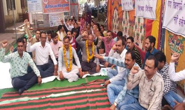 BIG NEWS : संविदा स्वास्थ्य कर्मचारियों की हड़ताल का सांतवा दिन, सरकार को जगाने के लिए प्रयास जारी, नीमच में सुपरवाइजर सहित ये ऑफिसर क्यों रहें भूखे, पढ़े खबर