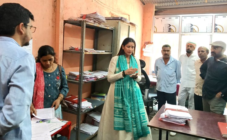 BIG NEWS : नपाध्यक्ष स्वाति चौपड़ा का नवाचार, और जनता को मिली बड़ी सुविधा, अब नहीं लगाना पड़ रहे नगर पालिका के चक्कर, महज 48 घंटों में बन रहा प्रमाण-पत्र, आज इन्होंने किया निरिक्षण, पढ़े खबर