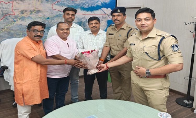 WOW ! नीमच पुलिस ने पेश की ईमानदारी की मिसाल, सड़क दुर्घटना में घायल मुनीम को पहुंचाया अस्पताल, और मालिक से किया संपर्क, फिर लौटाएं 20 लाख रूपए, आज खाकी को कुछ यूं दिया धन्यवाद, पढ़े खबर