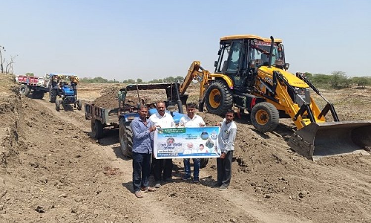 BIG NEWS : जल गंगा संवर्धन अभियान, तालाबों में चल रही ट्रैक्टर-ट्रॉली और JCB, फिर खेतों में पहुंची उपजाऊ मिट्टी, अब इनकी क्षमता में वृद्धि भी, पढ़े खबर