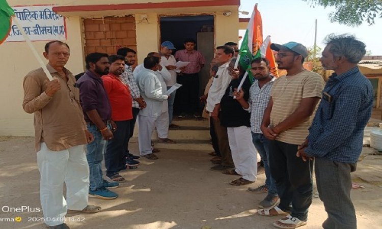 BIG NEWS : रेल लाइन और किसानों की समस्या की मांग, रतनगढ़ में कांग्रेस कार्यकर्ताओं ने भरी हुंकार, राष्ट्रपति के नाम सौंपा ज्ञापन, पढ़े खबर