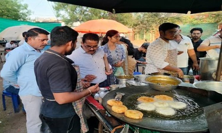 BIG NEWS : खाद्य विभाग की टीम निकली नीमच शहर में, स्वच्छता के प्रति इन्हें किया जागरूक, तो इन दुकानों से लिए सैंपल, जांच रिपोर्ट आने के बाद होगी बड़ी कार्यवाही, समझाइश का दौर भी चला, पढ़े खबर