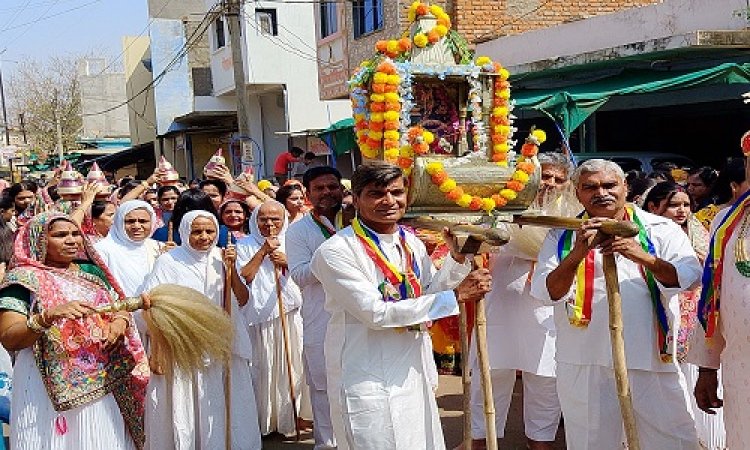 NEWS : चीताखेड़ा में महावीर जन्मोत्सव की धूम, ढोल-ढ़माकों के साथ निकाला वरघोड़ा, भक्ति में लीन नजर आएं समाजजन, पढ़े खबर