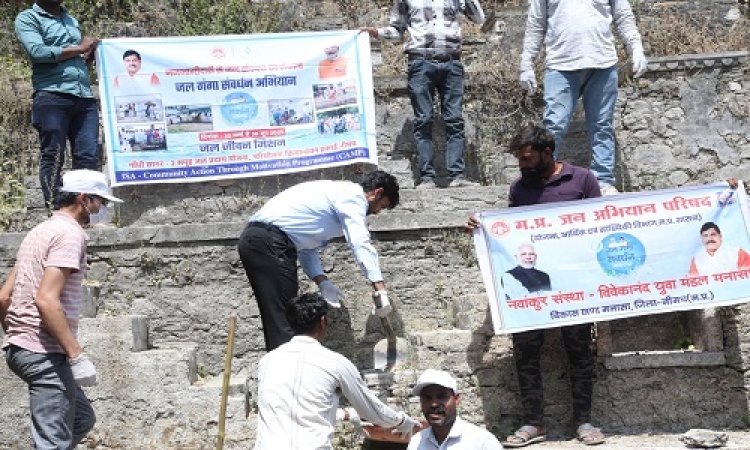 BIG NEWS : जल गंगा संवर्धन अभियान, कलेक्‍टर चंद्रा पहुंचे ग्राम ढ़ढे़री, ग्रामीणों के साथ चलाया फावड़ा, प्राचीन बावड़ी की साफ-सफाई कर किया श्रमदान, पढ़े खबर