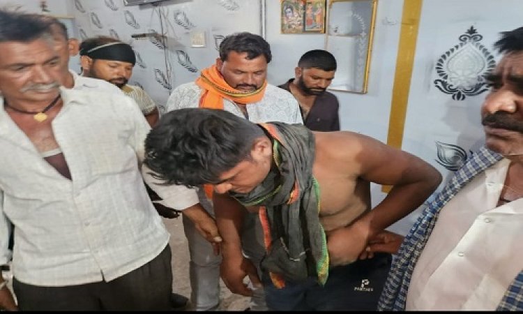BIG NEWS : गांव में चोरी करते पकड़ाया युवक, तो ग्रामीणों ने की जमकर पिटाई, सोशल मीडिया पर वीडियों वायरल, पर पुष्टि अभी बाकी, ये घटना मनासा थाना क्षेत्र की, पढ़े खबर