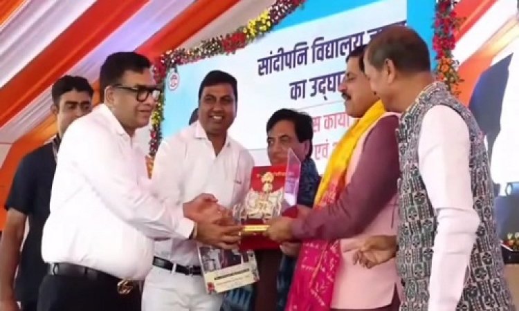 BIG NEWS : जावद में सांदीपनि स्कूल का लोकार्पण, पूर्व MSME मंत्री सकलेचा के प्रयासों से सीएम ने दी टेक्सटाइल उद्योग की बड़ी सौगात, तो इन्होने स्मृति शील्ड भेंट कर किया मुख्यमंत्री यादव का स्वागत, पढ़े खबर