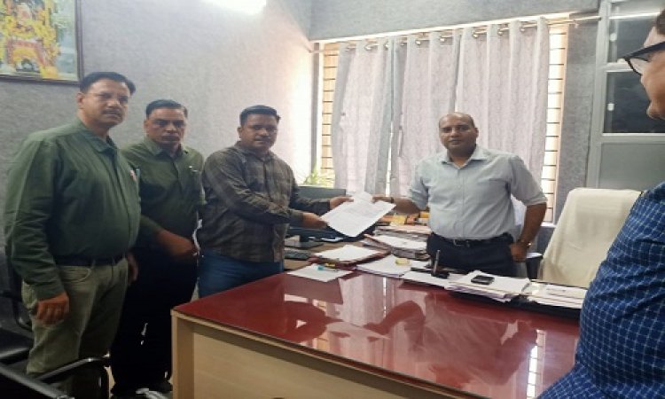 BIG NEWS : पटवारी को निलंबित करने का मामला गरमाया, कार्यवाही वापस लेने की उठी मांग, इस संगठन ने जिला कलेक्टर के नाम सौंपा ज्ञापन, पढ़े खबर