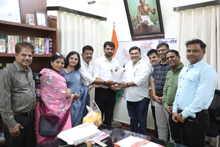 BIG NEWS : कलेक्टर हिमांशु चंद्रा ने नीमच जिले का नाम किया गौरवान्वित, तो NSSG ग्रुप ने DM साहब को कुछ यूं दी बधाई, सम्मान में गुलदस्ता भेंट कर दुपट्टा भी पहनाया, पढ़े खबर