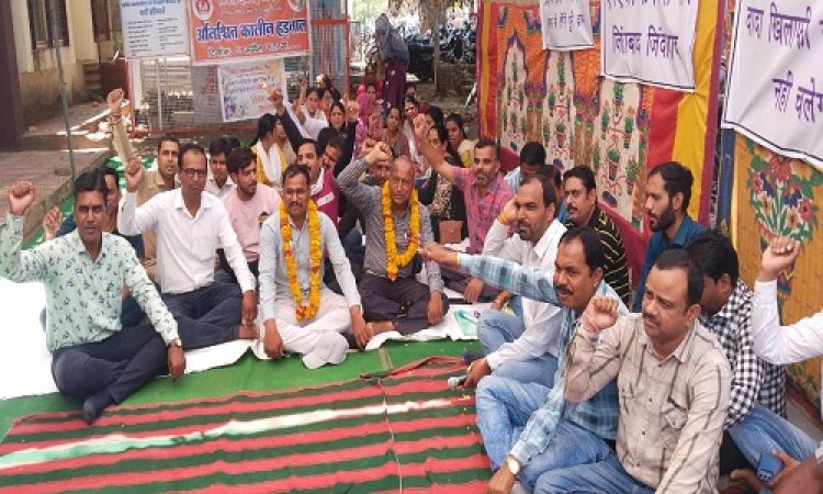 BIG NEWS : संविदा स्वास्थ्य कर्मचारियों की हड़ताल का सांतवा दिन, सरकार को जगाने के लिए प्रयास जारी, नीमच में सुपरवाइजर सहित ये ऑफिसर क्यों रहें भूखे, पढ़े खबर