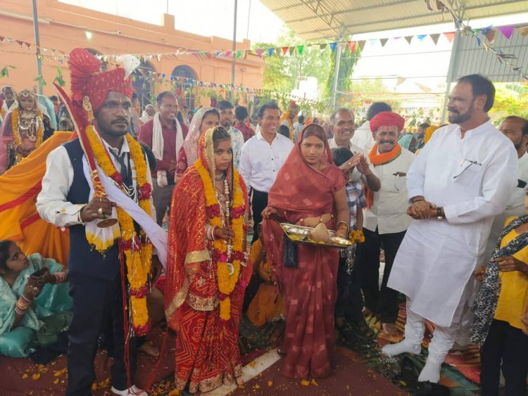 NEWS : मनासा क्षेत्र में मुख्यमंत्री कन्या विवाह सम्मेलन आयोजित,विधायक मारु भी पहुँचे नवविवाहित वर-वधुओं के बीच,दिया आशीर्वाद,शासन की इस योजना से इतने जोड़े हुए लाभान्वित,पढ़े ये खबर