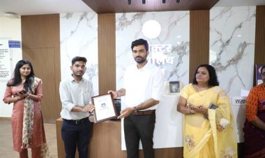 WOW ! श्रम विभाग के डाटा एन्‍ट्री ऑपरेटर को मिला बेस्‍ट एम्‍पलॉई आफ दी मंथ, कलेक्‍टर हिमांशु चंद्रा ने किया सम्मानित, जब दिया ये पुरस्कार, तो तालियों से गूंज उठा कार्यालय, पढ़े खबर