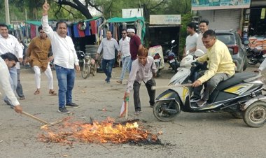 BIG NEWS : मनासा में बीच चौराहे पर कांग्रेस का प्रदर्शन, कार्यकर्ताओं ने फूंका डिप्टी CM जगदीश देवड़ा सहित इस मंत्री का पूतला, पुलिस बल भी रहा तैनात, पढ़े खबर