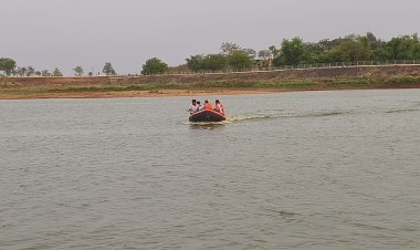 BIG NEWS: मनासा के बड़ा तालाब में हादसा, नाव पलटने के बाद डूबा युवक, गहरे दलदल में फंसा, मौके पर अधिकारी, गोरखोरों ने किया रेस्क्यू, पर नहीं मिली सफलता, पढ़े खबर 