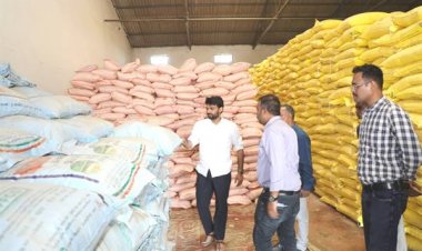 BIG NEWS : जिला कलेक्टर चंद्रा पहुंचे उर्वरक गोदाम सहित इस केंद्र पर, किया औचक निरीक्षण, किसानों की सुविधा का भी रखा ध्यान, और प्रभारी को दिए ये निर्देश, पढ़े खबर