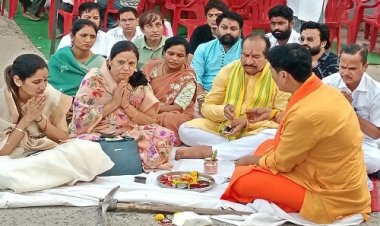 BIG NEWS : नीमच के इस वार्ड के रहवासियों को मिलेगी चमचमाती सड़क की सौगात, विधायक व नपाध्यक्ष ने किया भूमिपूजन, भाजपा जिलाध्यक्ष सहित ये अतिथि रहें मौजूद, पढ़े खबर