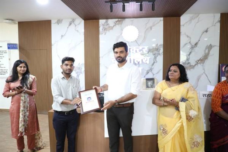 WOW ! श्रम विभाग के डाटा एन्ट्री ऑपरेटर को मिला बेस्ट एम्पलॉई आफ दी मंथ, कलेक्टर हिमांशु चंद्रा ने किया सम्मानित, जब दिया ये पुरस्कार, तो तालियों से गूंज उठा कार्यालय, पढ़े खबर